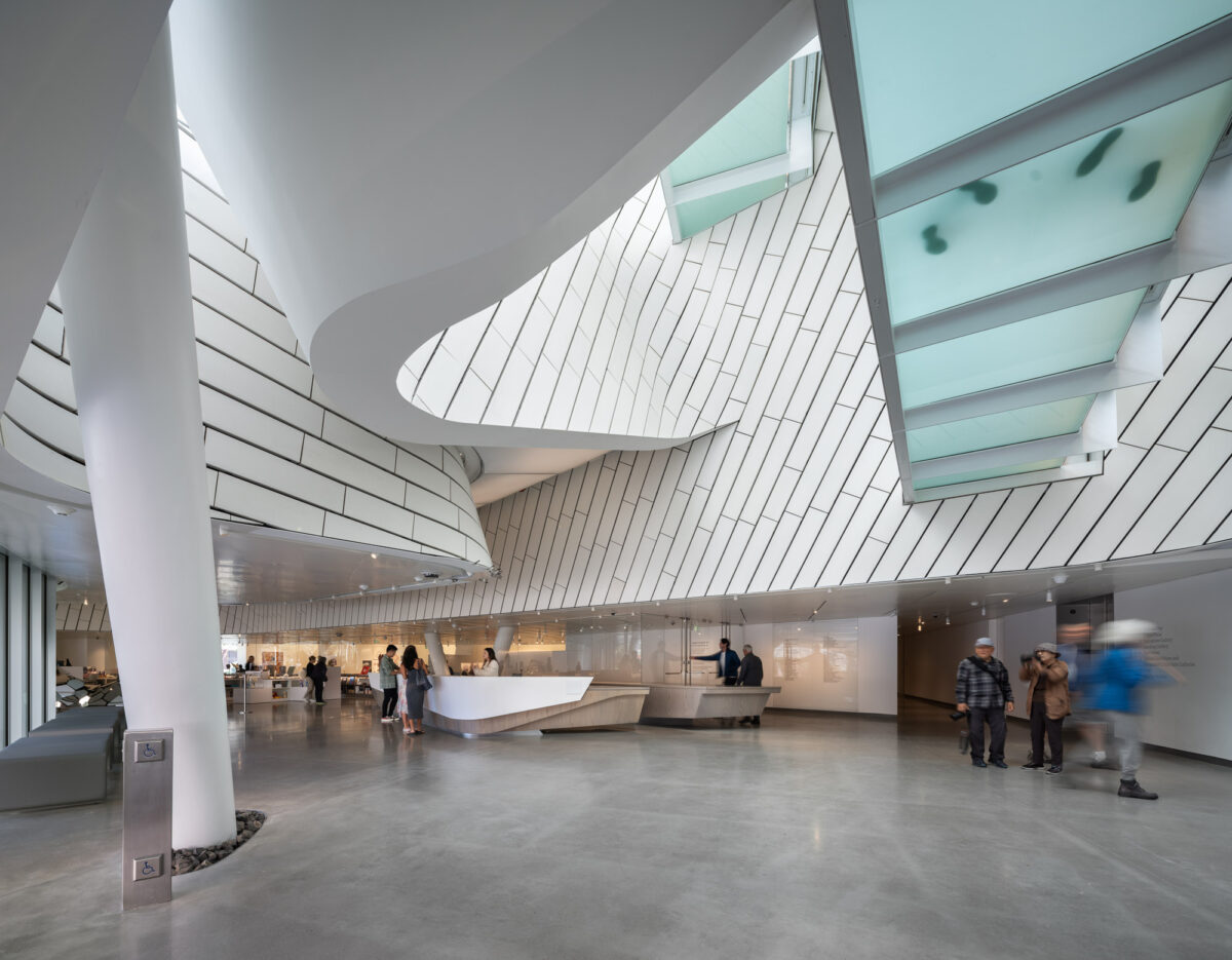 〈オレンジ郡美術館（Orange County Museum of Art）〉設計：モーフォシス・アーキテクツ（Morphosis Architects）