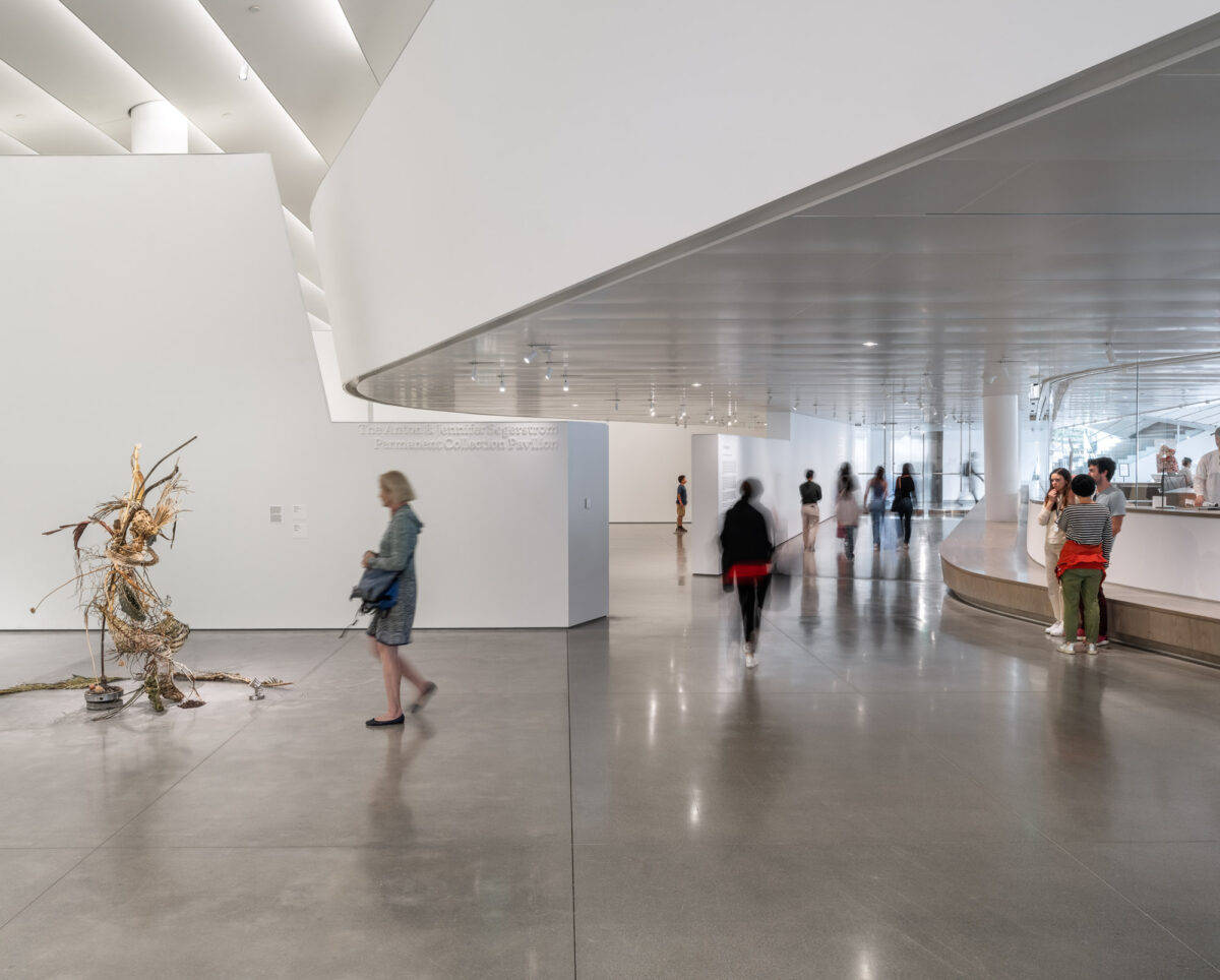 〈オレンジ郡美術館（Orange County Museum of Art）〉設計：モーフォシス・アーキテクツ（Morphosis Architects）