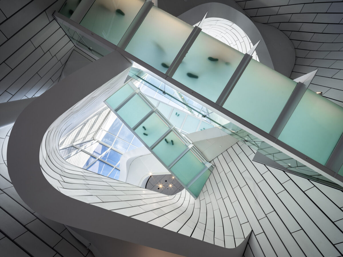 〈オレンジ郡美術館（Orange County Museum of Art）〉設計：モーフォシス・アーキテクツ（Morphosis Architects）
