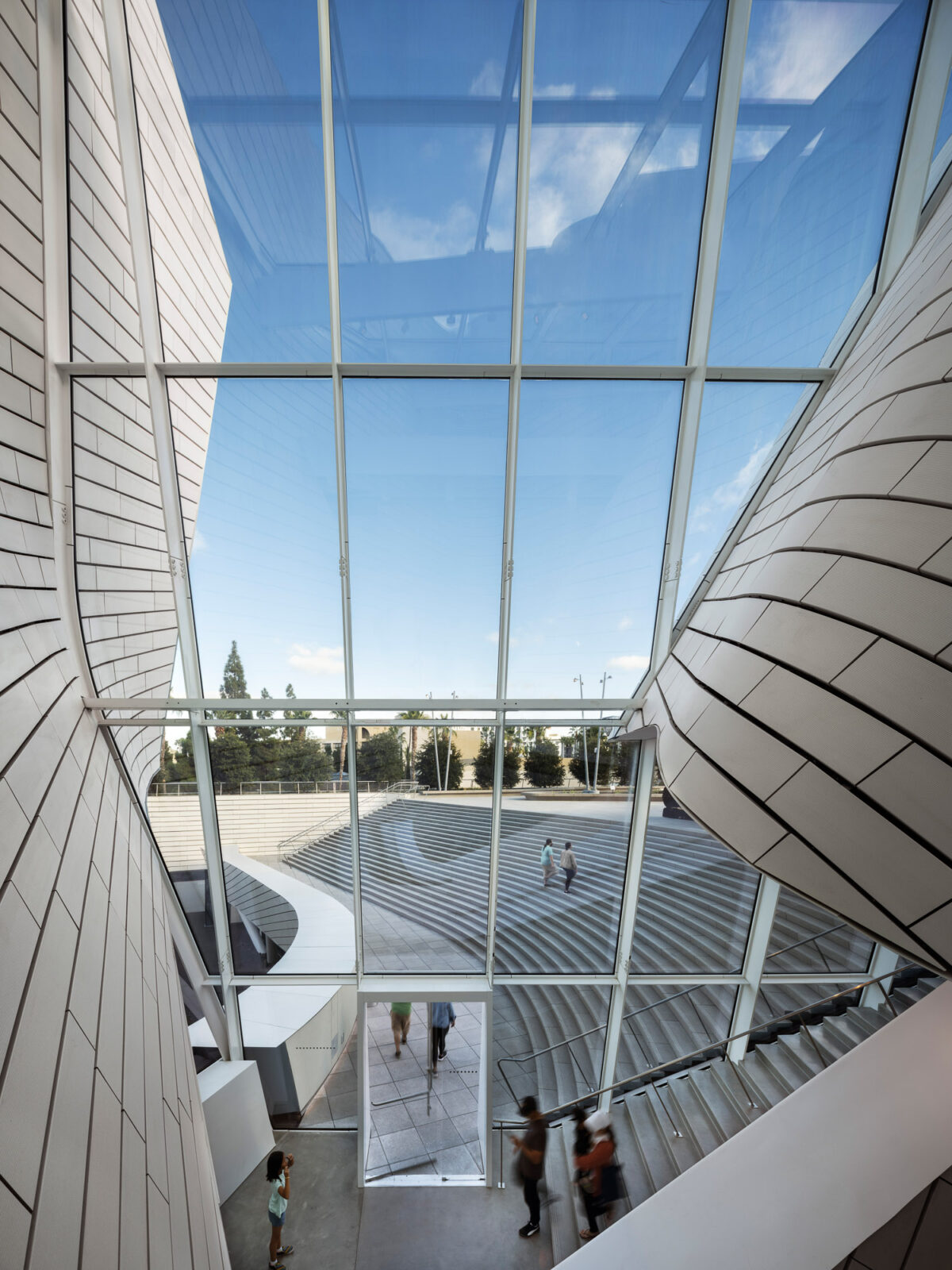 〈オレンジ郡美術館（Orange County Museum of Art）〉設計：モーフォシス・アーキテクツ（Morphosis Architects）