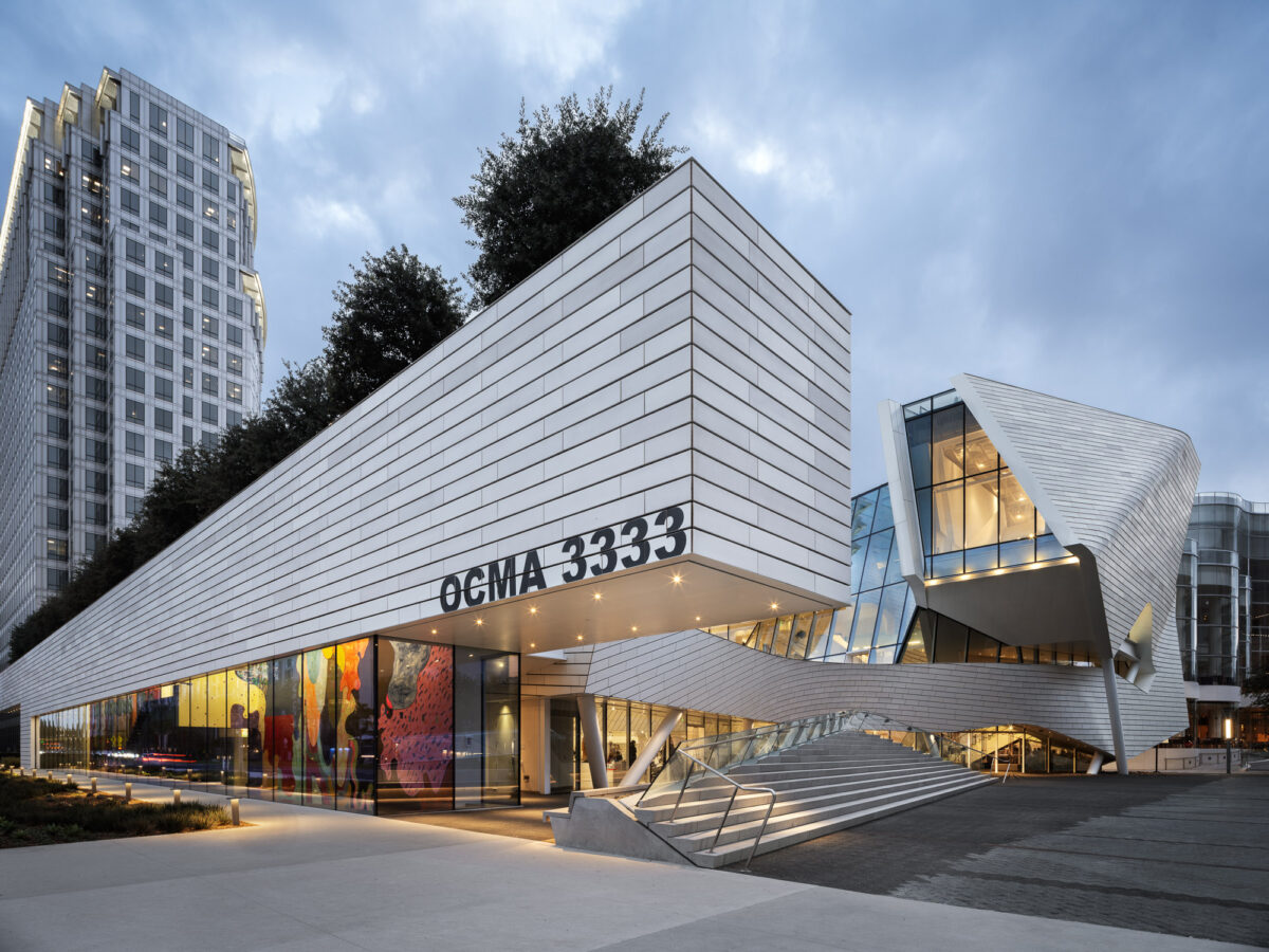 〈オレンジ郡美術館（Orange County Museum of Art）〉設計：モーフォシス・アーキテクツ（Morphosis Architects）