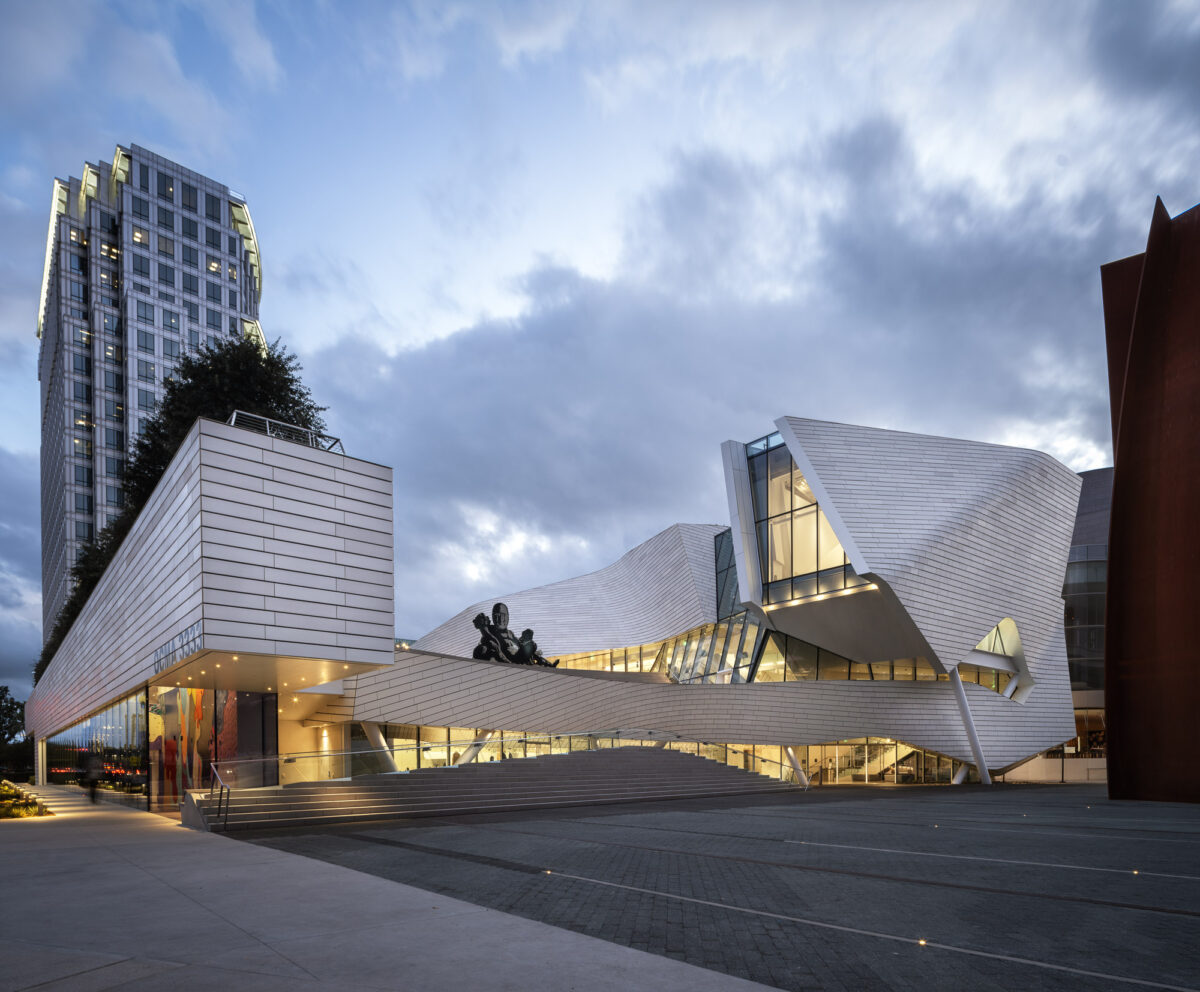 〈オレンジ郡美術館（Orange County Museum of Art）〉設計：モーフォシス・アーキテクツ（Morphosis Architects）