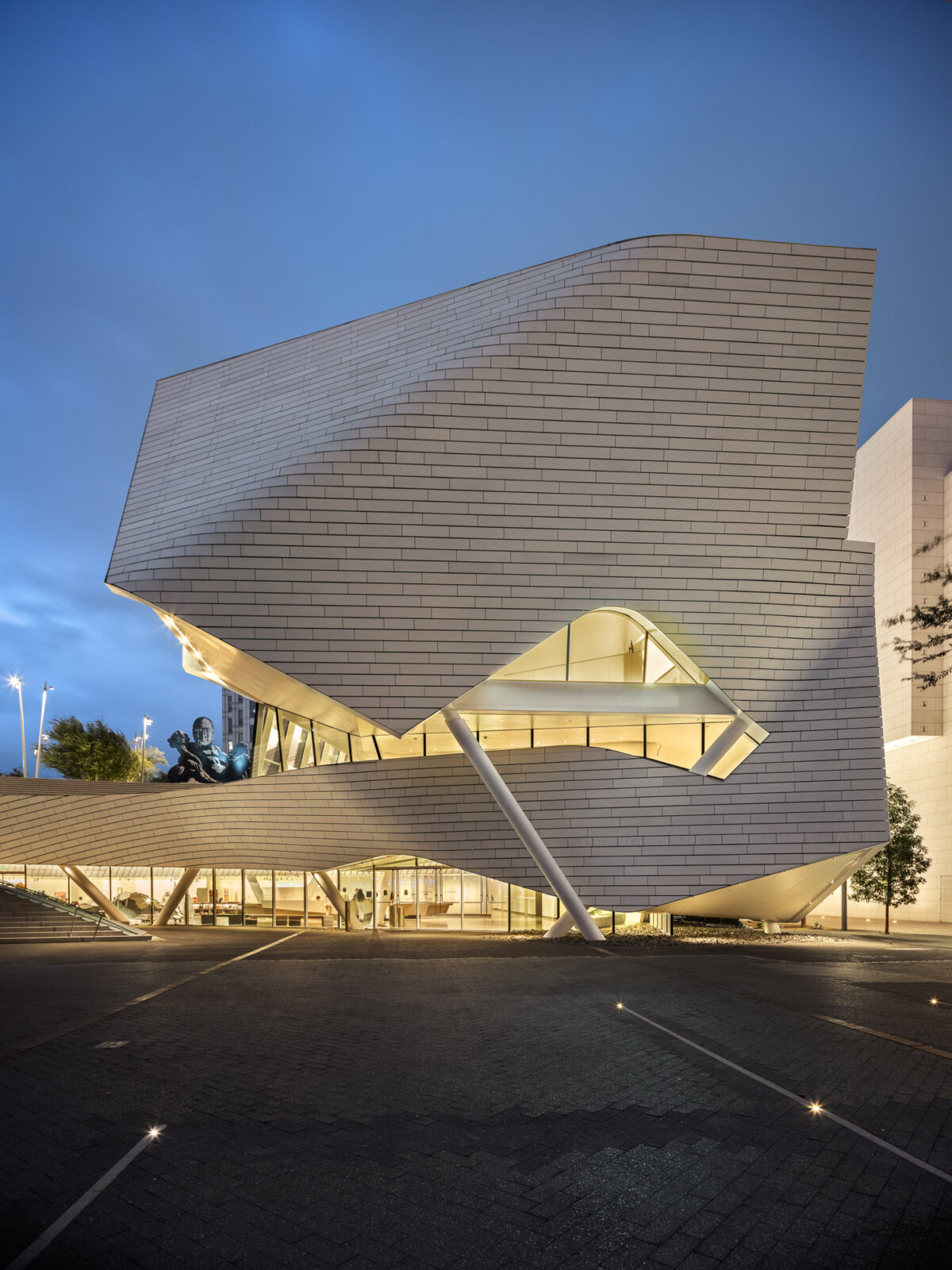 〈オレンジ郡美術館（Orange County Museum of Art）〉設計：モーフォシス・アーキテクツ（Morphosis Architects）