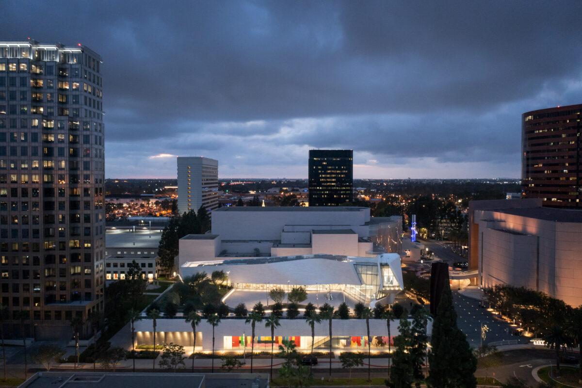 〈オレンジ郡美術館（Orange County Museum of Art）〉設計：モーフォシス・アーキテクツ（Morphosis Architects）