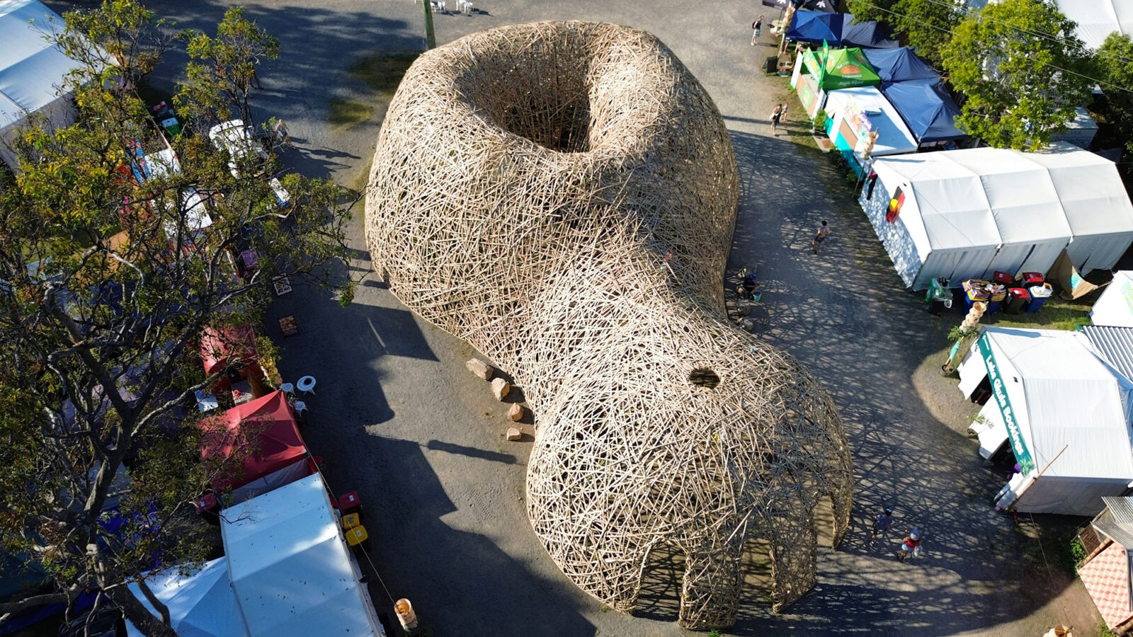 竹で編まれた循環型パビリオン〈Chrysalis〉ケイブ・アーバン、オーストラリア