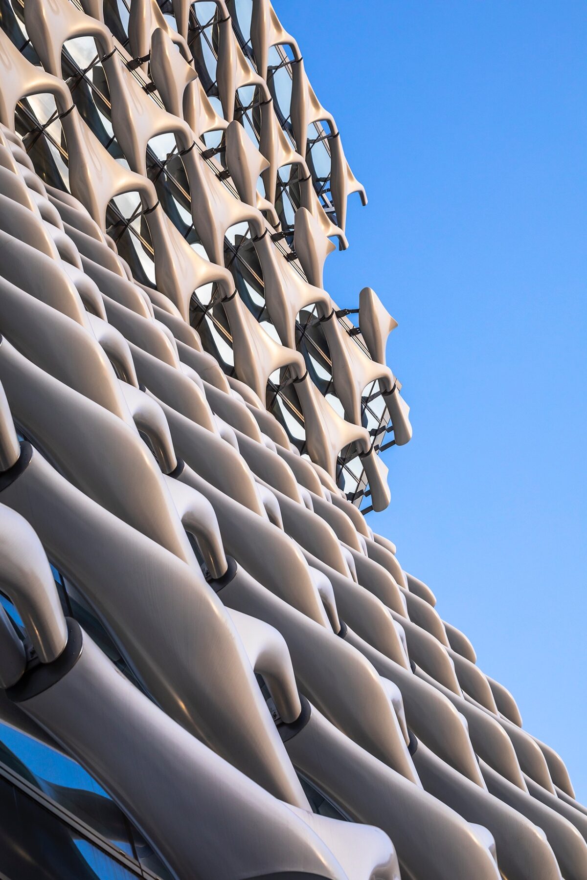 〈コロン ワン&オンリー タワー（Kolon One & Only Tower）〉設計：モーフォシス・アーキテクツ（Morphosis Architects）