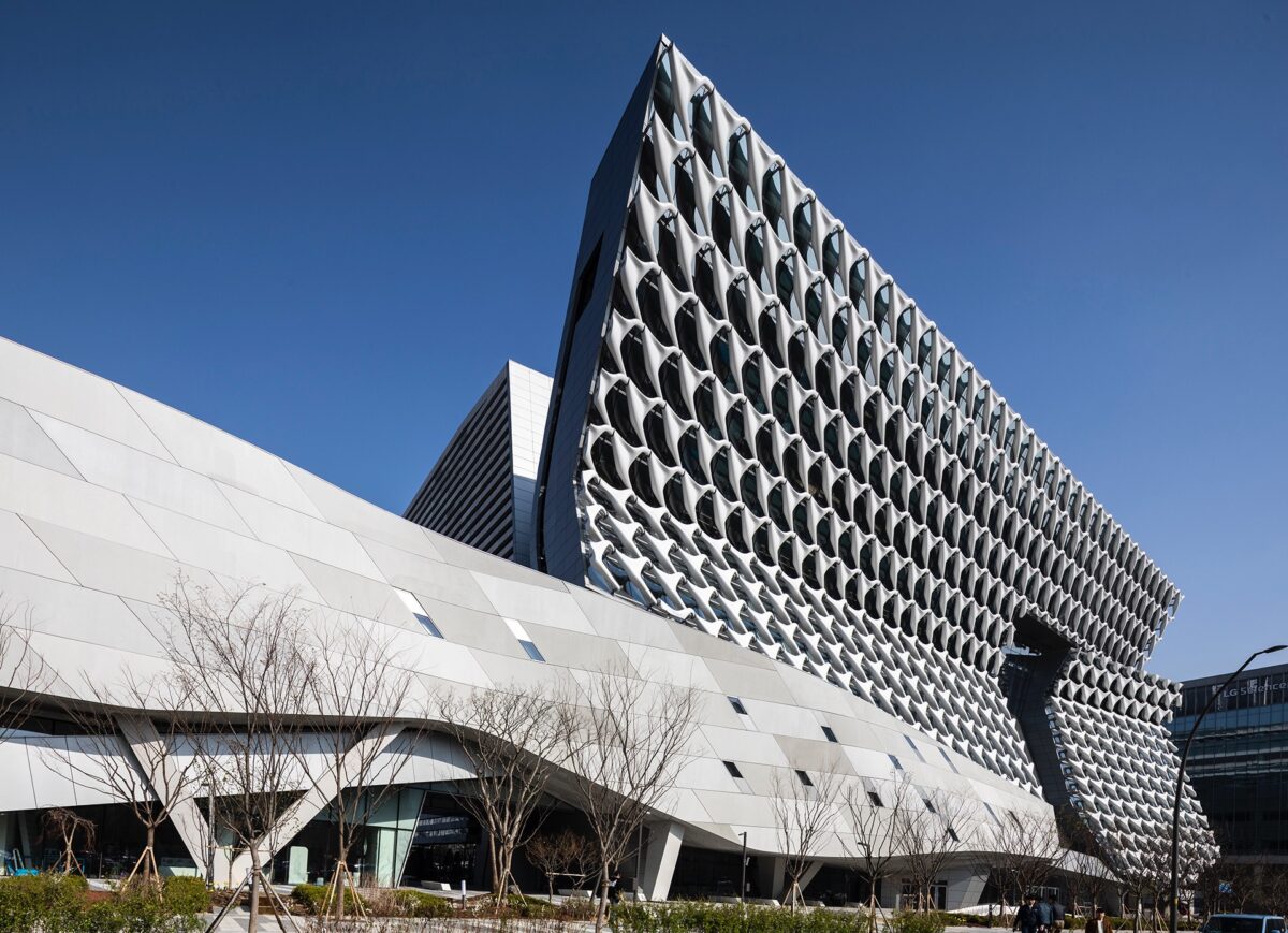 〈コロン ワン&オンリー タワー（Kolon One & Only Tower）〉設計：モーフォシス・アーキテクツ（Morphosis Architects）