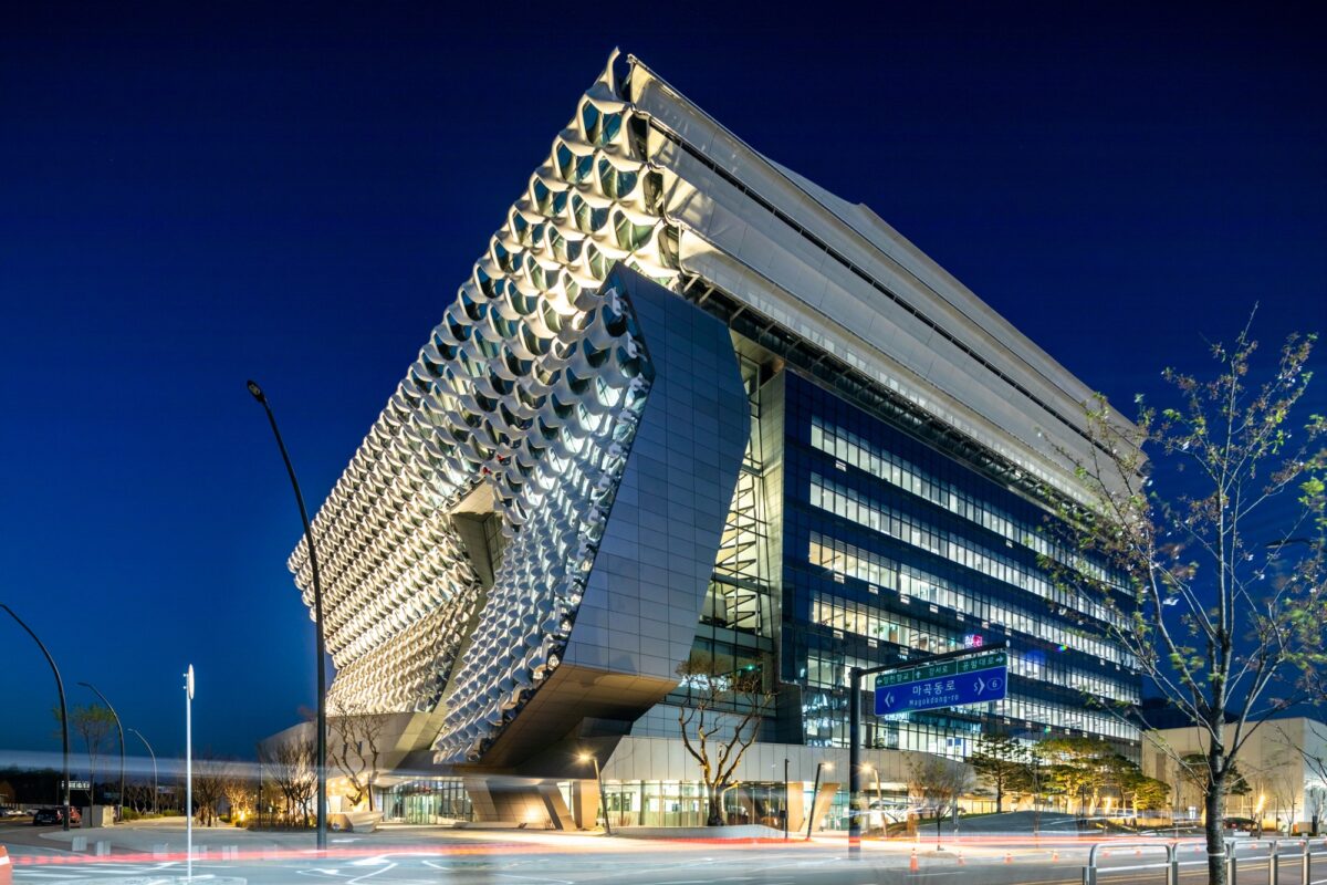 〈コロン ワン&オンリー タワー（Kolon One & Only Tower）〉設計：モーフォシス・アーキテクツ（Morphosis Architects）