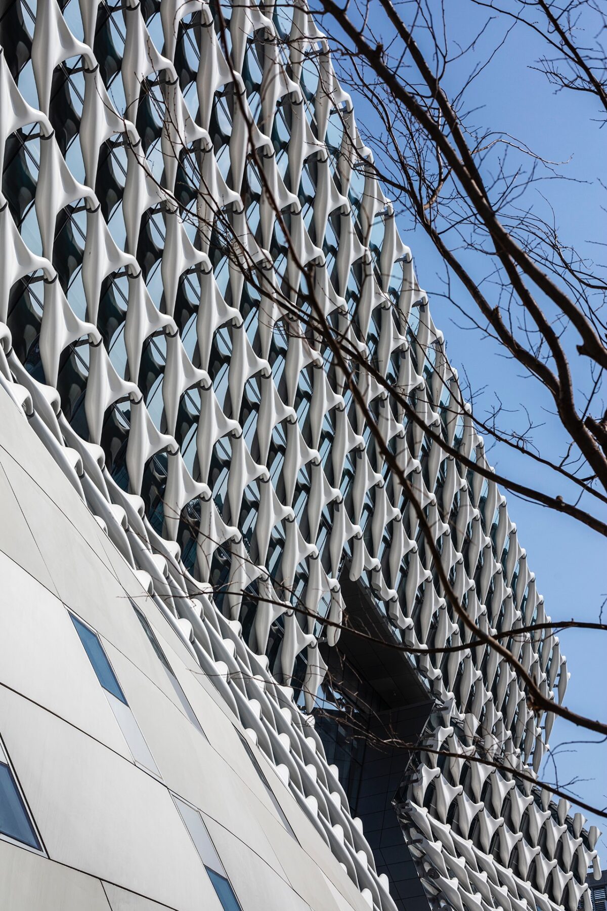 〈コロン ワン&オンリー タワー（Kolon One & Only Tower）〉設計：モーフォシス・アーキテクツ（Morphosis Architects）