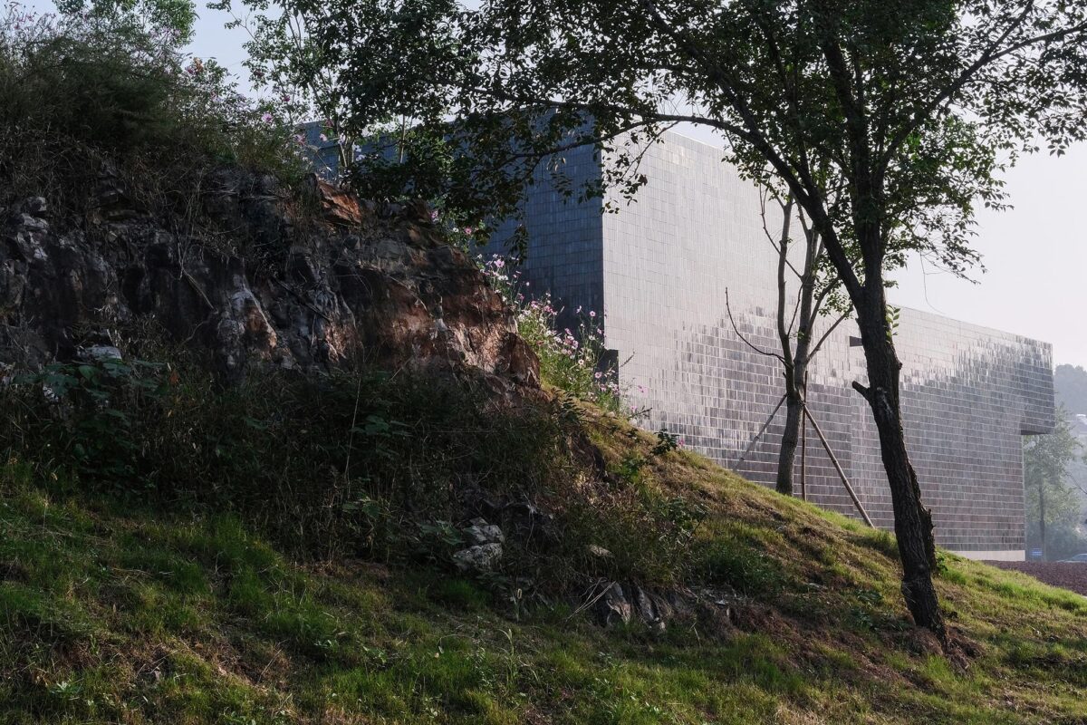 〈黄龍山・紫砂鉱泉博物館（Huanglong Mountain·Zisha Mineral Source Museum）〉設計：アトリエXÜK（Atelier XÜK）