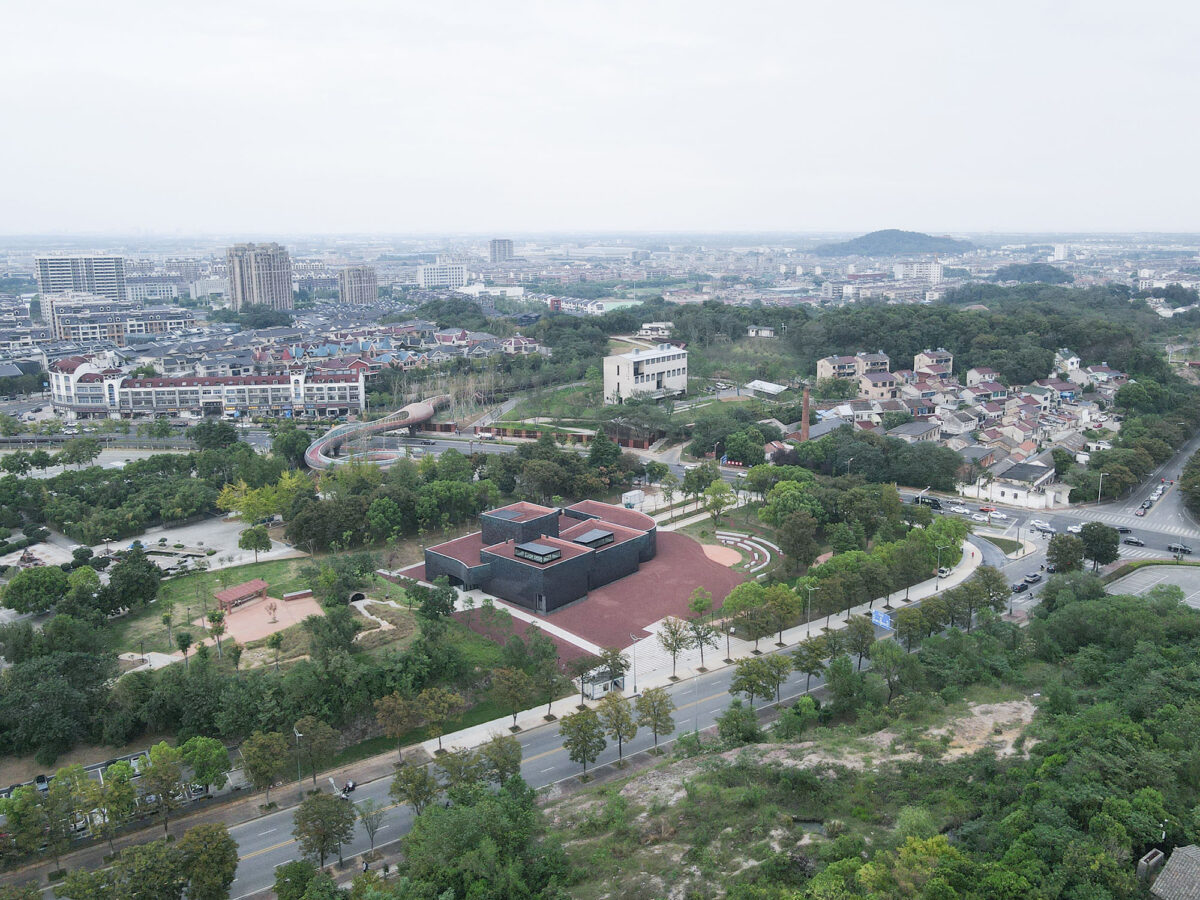 中国紫砂芸術家 王国望造 紫砂壺 細工彫り『蓮文』黄龍山鉱紫砂泥使用 手造り急須 中国の陶器の都に残る遺跡を再生しつつ展示に取り込む〈黄龍山