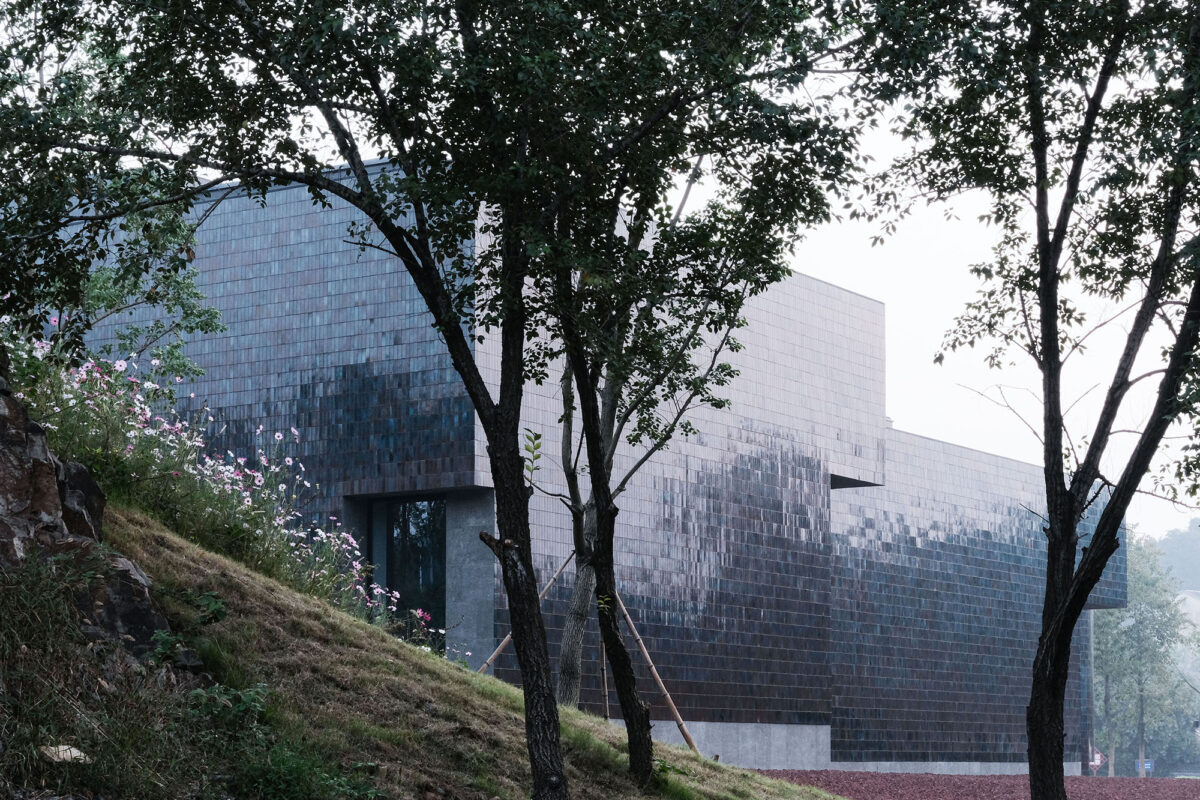 〈黄龍山・紫砂鉱泉博物館（Huanglong Mountain·Zisha Mineral Source Museum）〉設計：アトリエXÜK（Atelier XÜK）