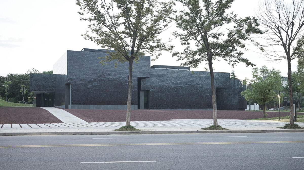 〈黄龍山・紫砂鉱泉博物館（Huanglong Mountain·Zisha Mineral Source Museum）〉設計：アトリエXÜK（Atelier XÜK）