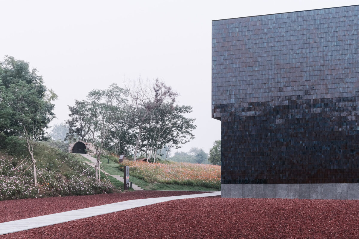〈黄龍山・紫砂鉱泉博物館（Huanglong Mountain·Zisha Mineral Source Museum）〉設計：アトリエXÜK（Atelier XÜK）