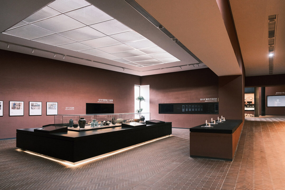 〈黄龍山・紫砂鉱泉博物館（Huanglong Mountain·Zisha Mineral Source Museum）〉設計：アトリエXÜK（Atelier XÜK）