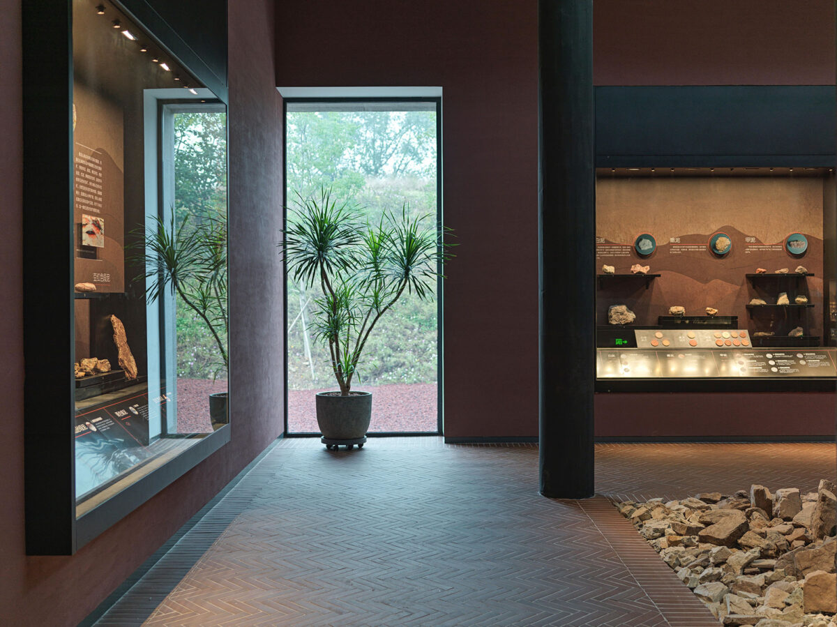 〈黄龍山・紫砂鉱泉博物館（Huanglong Mountain·Zisha Mineral Source Museum）〉設計：アトリエXÜK（Atelier XÜK）