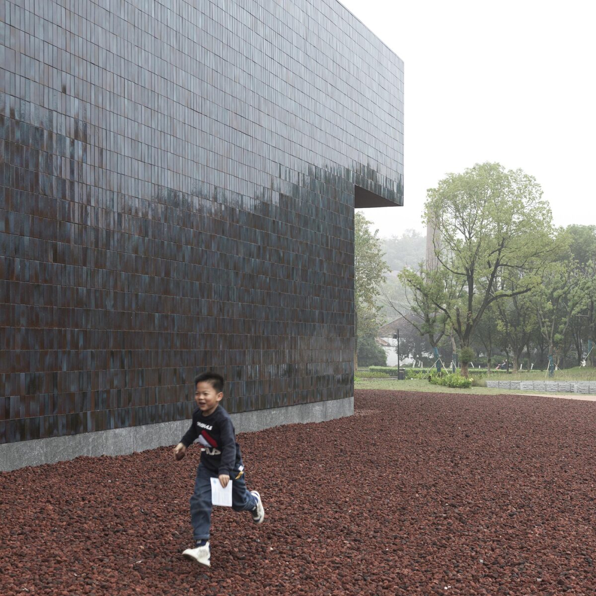 〈黄龍山・紫砂鉱泉博物館（Huanglong Mountain·Zisha Mineral Source Museum）〉設計：アトリエXÜK（Atelier XÜK）