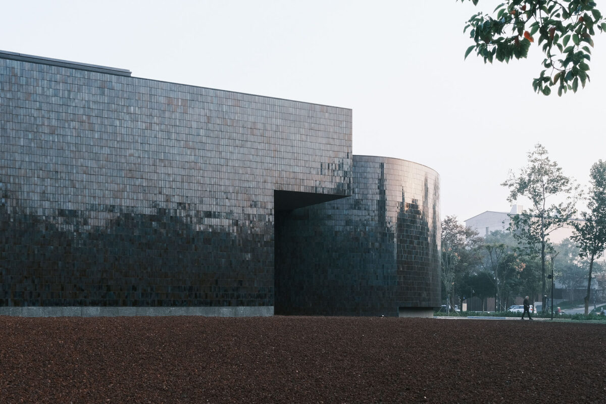 〈黄龍山・紫砂鉱泉博物館（Huanglong Mountain·Zisha Mineral Source Museum）〉設計：アトリエXÜK（Atelier XÜK）