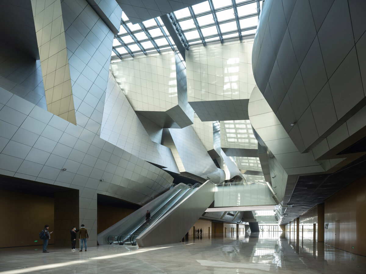 〈長江国際会議センター（Yangtze River International Conference Center）〉設計：モーフォシス・アーキテクツ（Morphosis Architects）