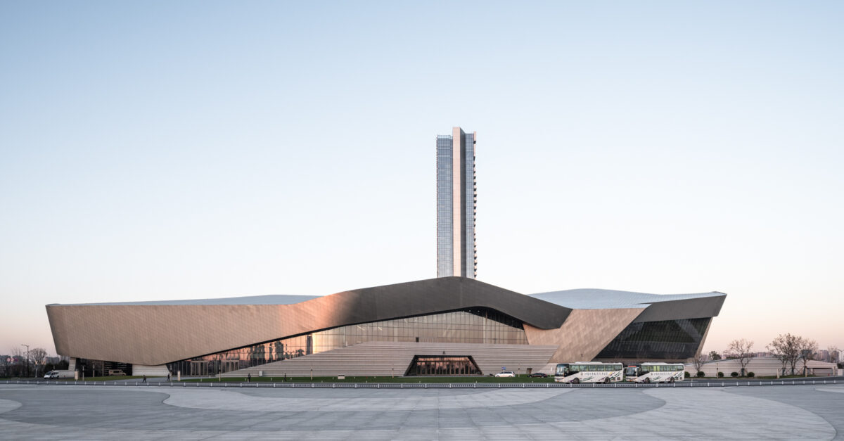 〈長江国際会議センター（Yangtze River International Conference Center）〉設計：モーフォシス・アーキテクツ（Morphosis Architects）