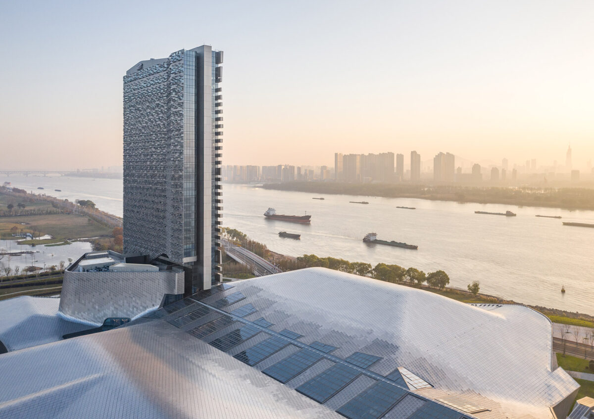 〈長江国際会議センター（Yangtze River International Conference Center）〉設計：モーフォシス・アーキテクツ（Morphosis Architects）