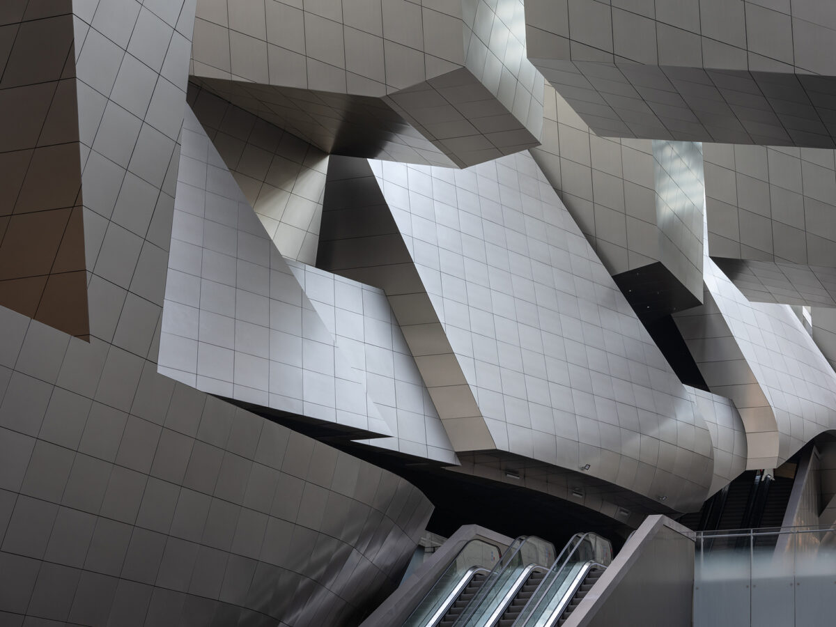 〈長江国際会議センター（Yangtze River International Conference Center）〉設計：モーフォシス・アーキテクツ（Morphosis Architects）