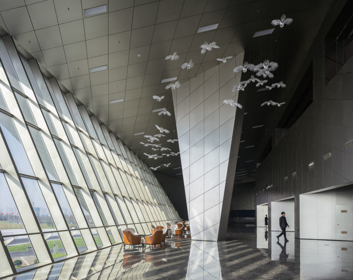 〈長江国際会議センター（Yangtze River International Conference Center）〉設計：モーフォシス・アーキテクツ（Morphosis Architects）