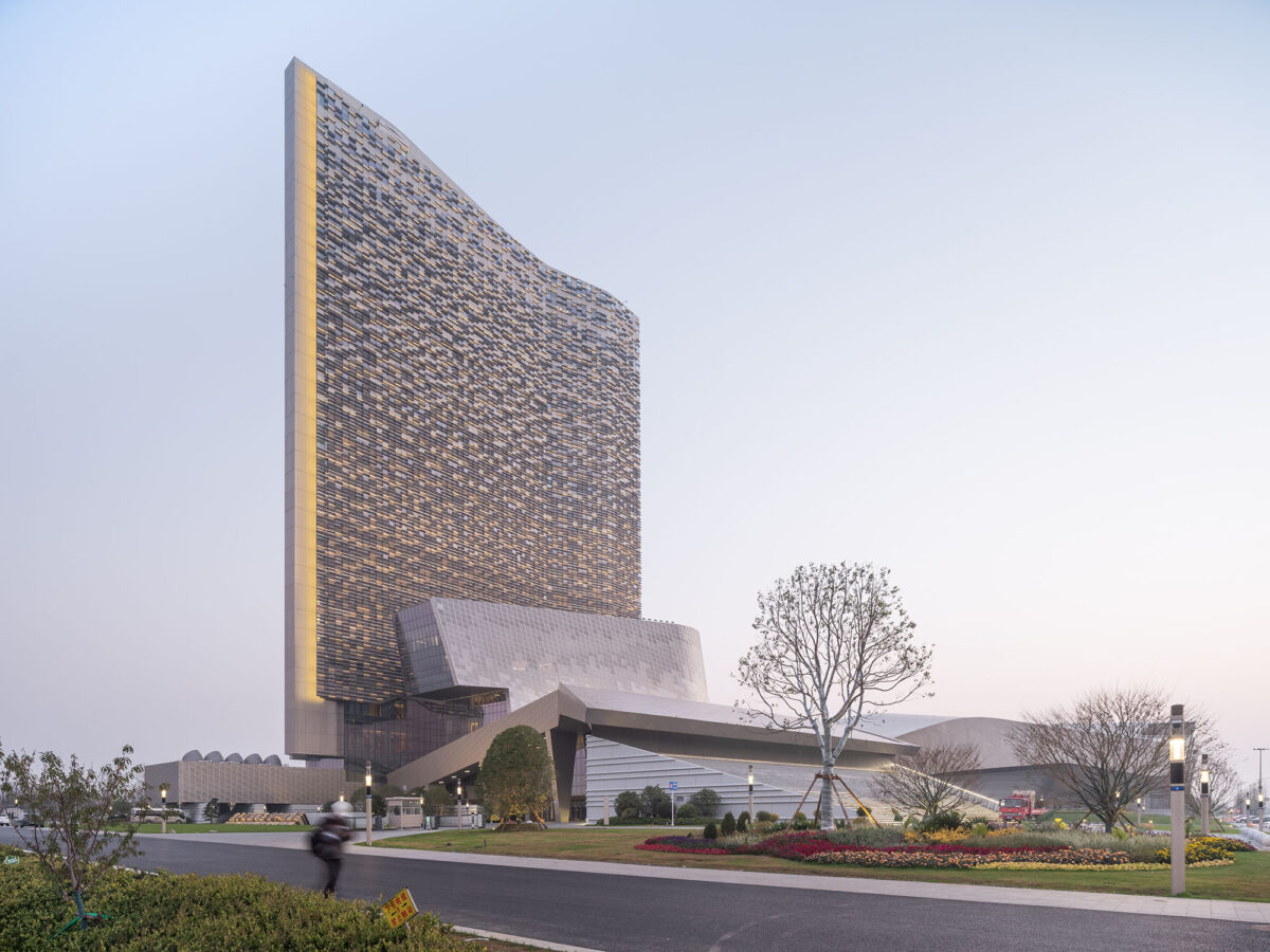 〈長江国際会議センター（Yangtze River International Conference Center）〉設計：モーフォシス・アーキテクツ（Morphosis Architects）
