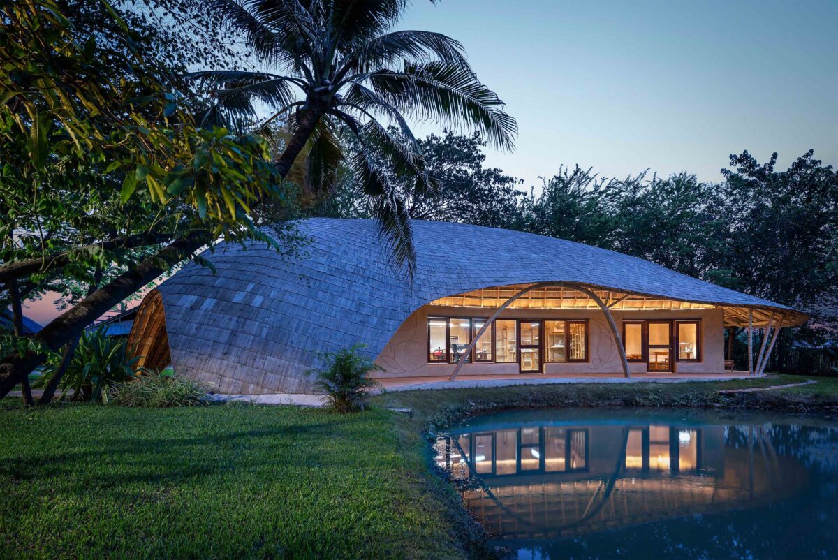 〈水辺の建築事務所（Architect Office at the Water’s Edge）〉設計：チェンマイライフアーキテクツ（Chiangmai Life Architects）