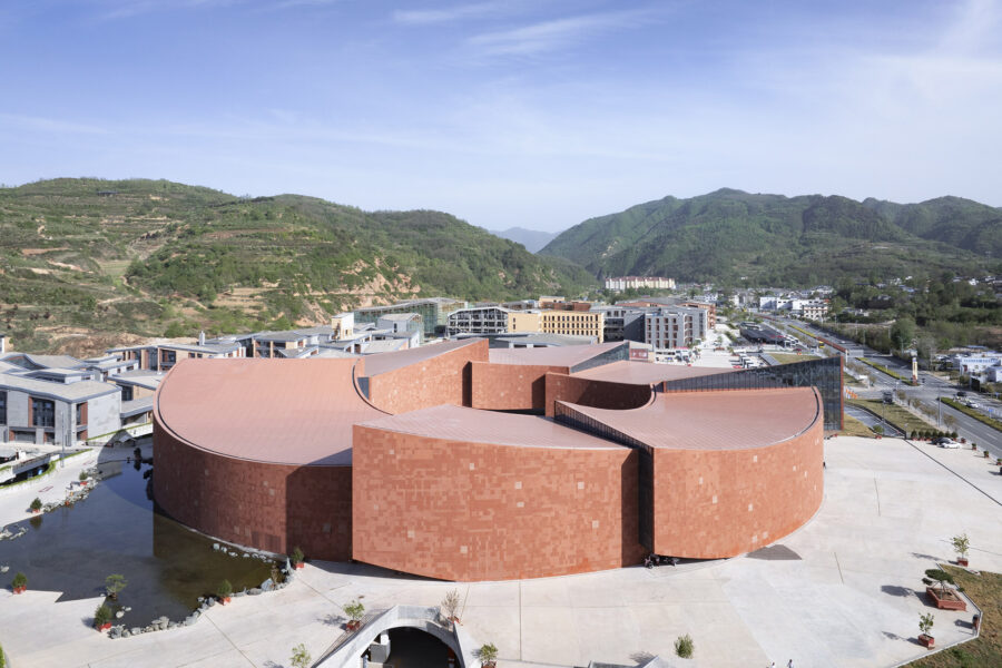 6つのボリュームの隙間から差し込む光が導く展示空間〈麦積山ビジターセンター〉ZXDアーキテクツ、中国