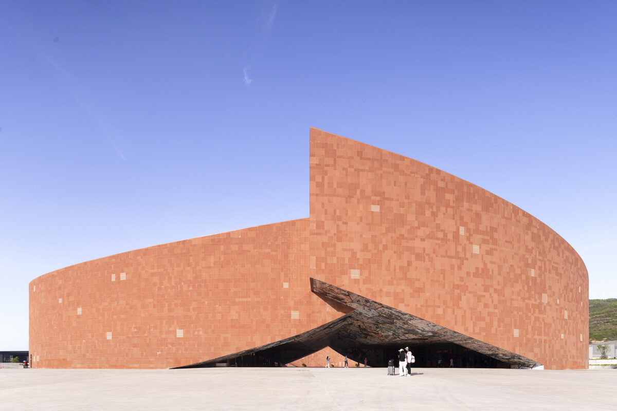 〈麦積山ビジターセンター（Maiji Mountain Visitor Center）〉設計：ZXDアーキテクツ（ZXD Architects）