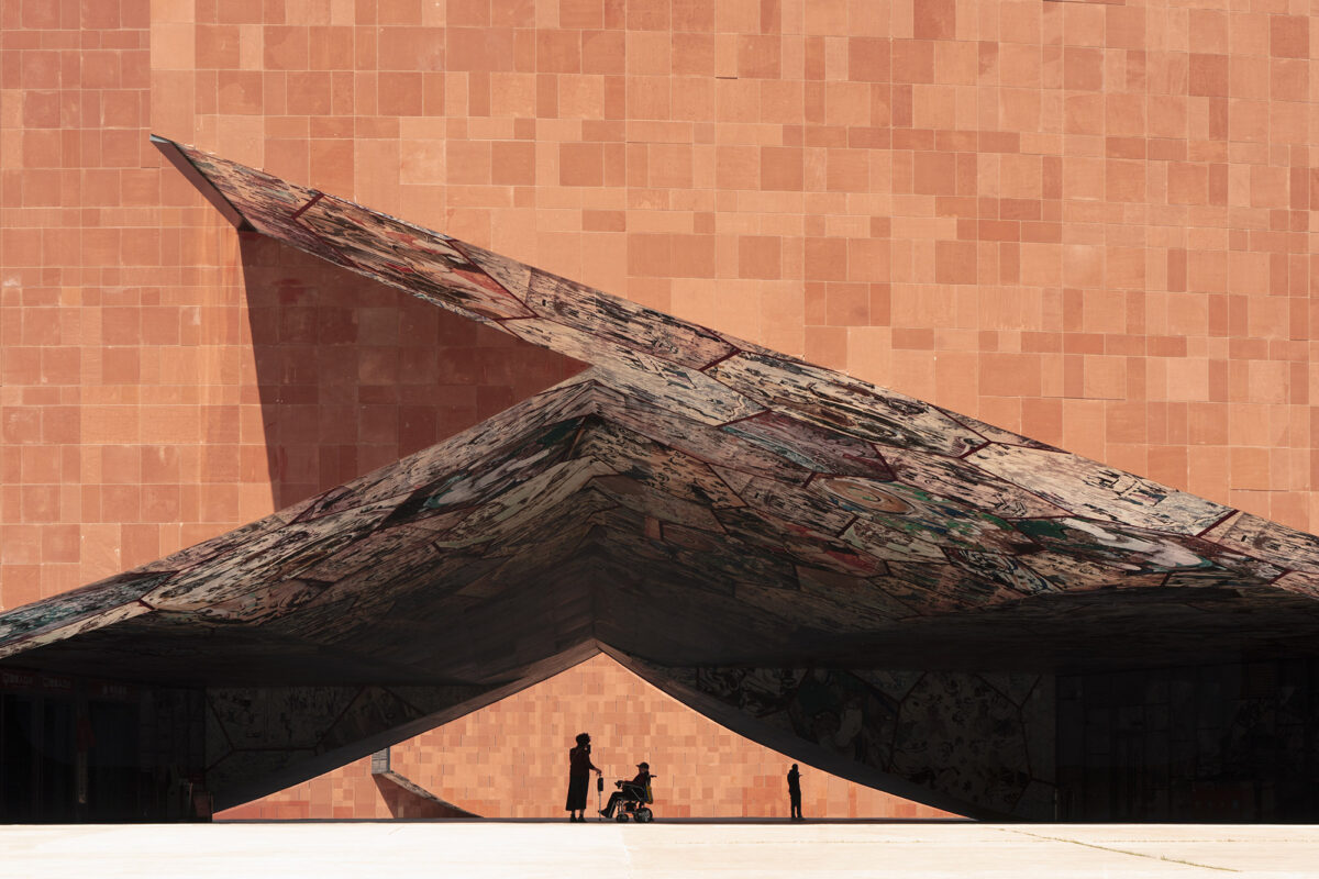 〈麦積山ビジターセンター（Maiji Mountain Visitor Center）〉設計：ZXDアーキテクツ（ZXD Architects）