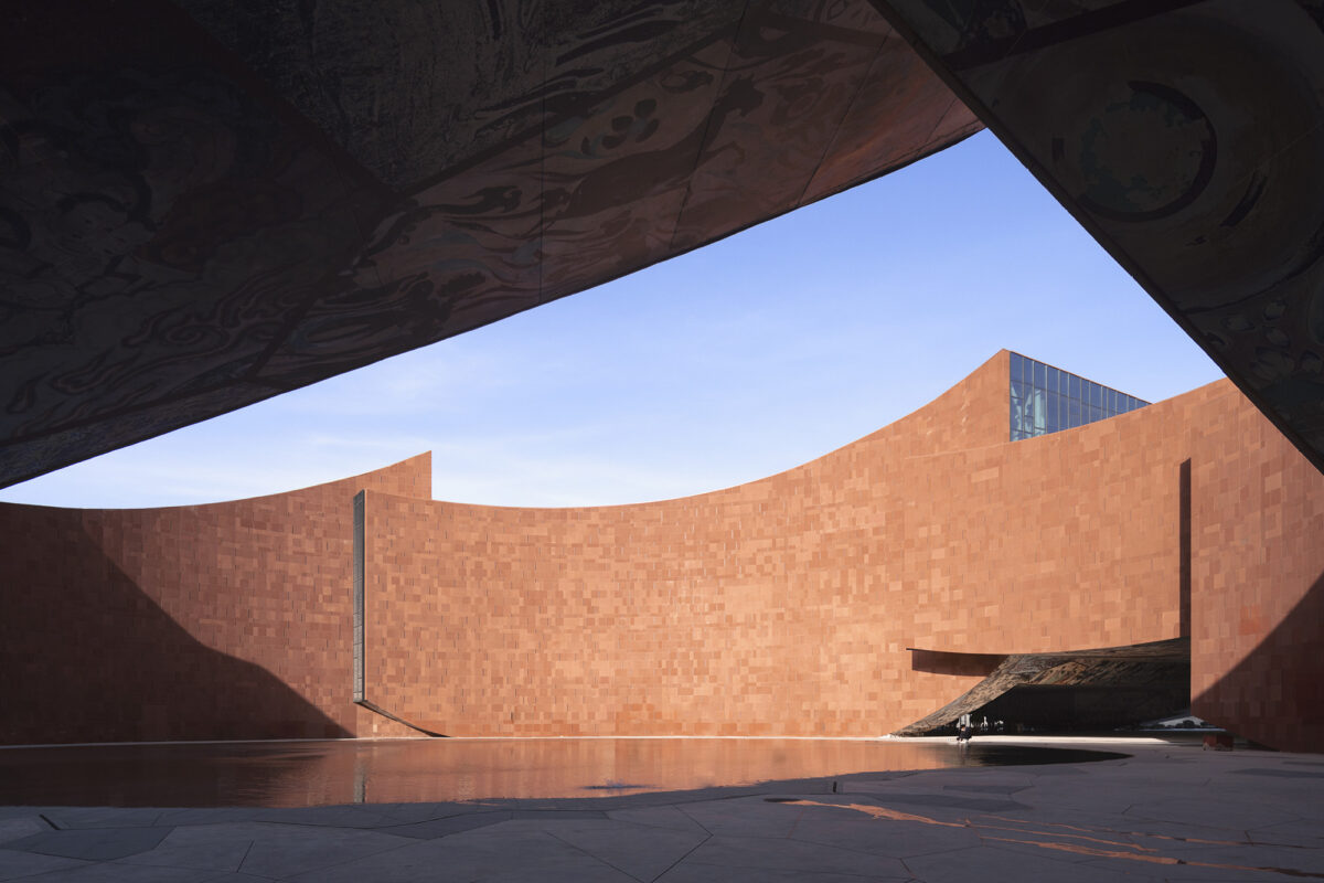 〈麦積山ビジターセンター（Maiji Mountain Visitor Center）〉設計：ZXDアーキテクツ（ZXD Architects）