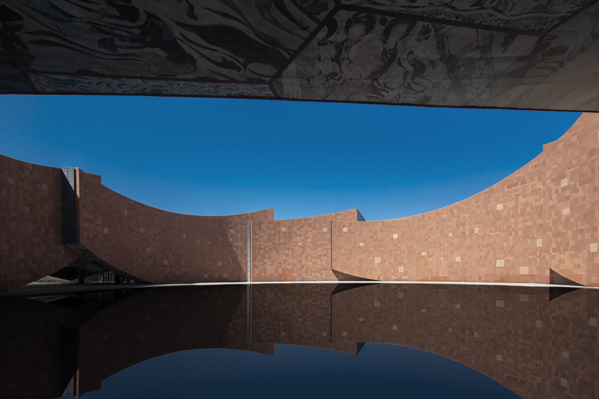 〈麦積山ビジターセンター（Maiji Mountain Visitor Center）〉設計：ZXDアーキテクツ（ZXD Architects）