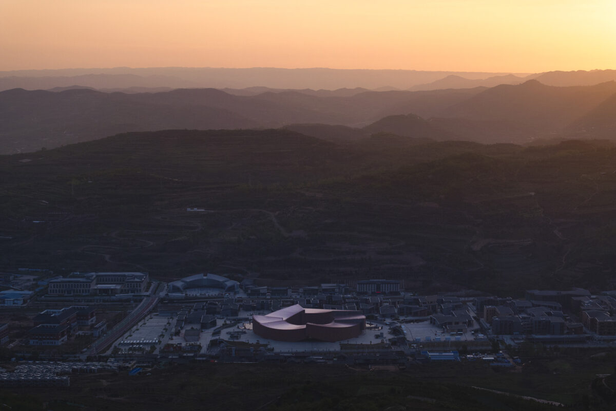 〈麦積山ビジターセンター（Maiji Mountain Visitor Center）〉設計：ZXDアーキテクツ（ZXD Architects）