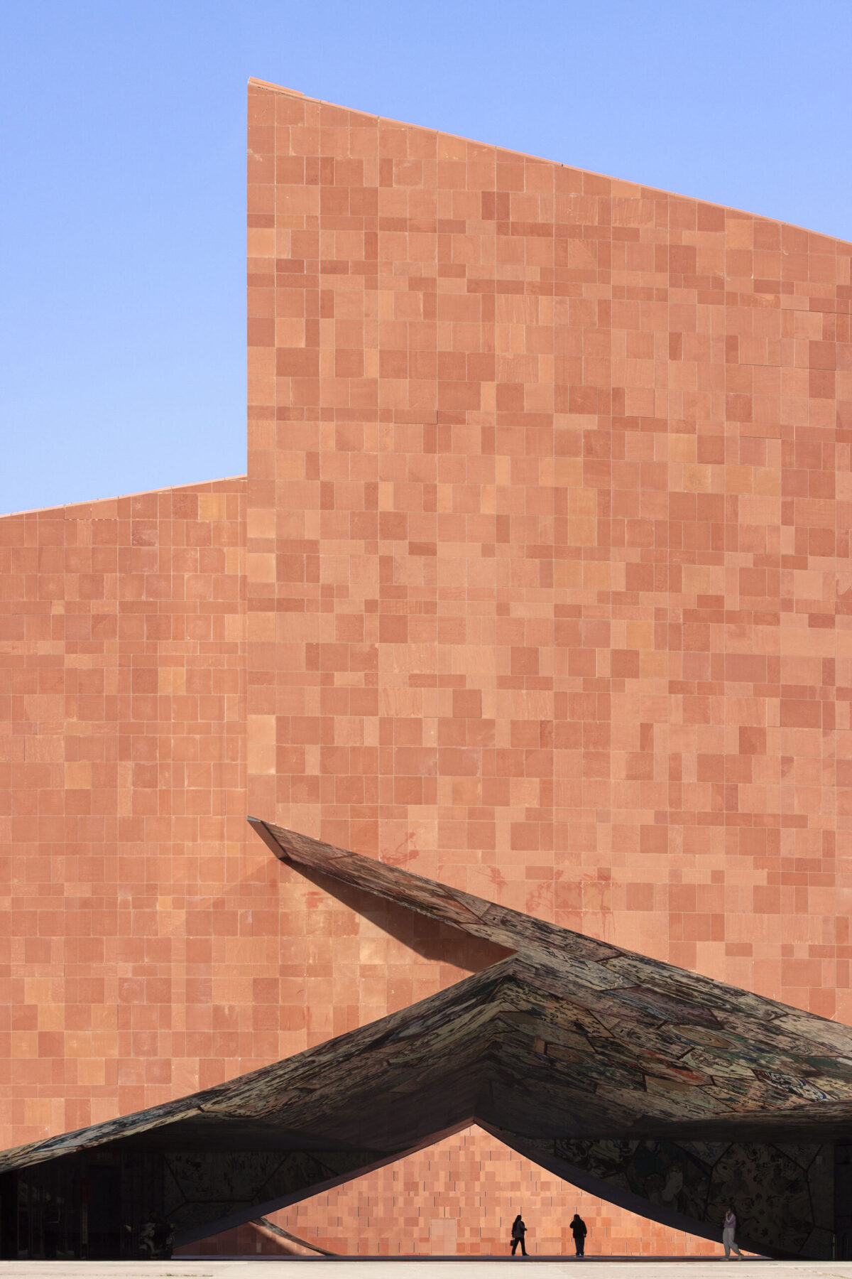 〈麦積山ビジターセンター（Maiji Mountain Visitor Center）〉設計：ZXDアーキテクツ（ZXD Architects）
