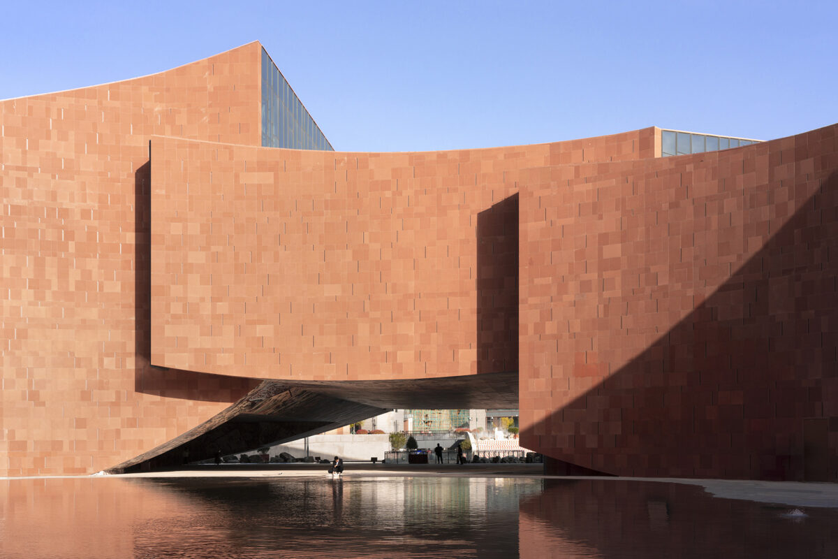 〈麦積山ビジターセンター（Maiji Mountain Visitor Center）〉設計：ZXDアーキテクツ（ZXD Architects）