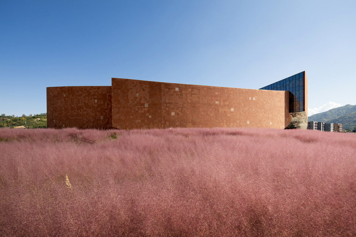 〈麦積山ビジターセンター（Maiji Mountain Visitor Center）〉設計：ZXDアーキテクツ（ZXD Architects）