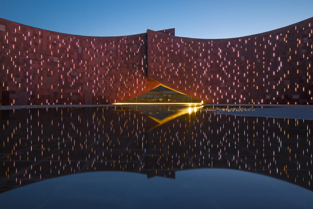 〈麦積山ビジターセンター（Maiji Mountain Visitor Center）〉設計：ZXDアーキテクツ（ZXD Architects）