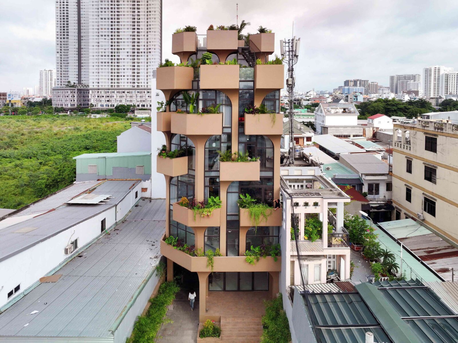 有機的なフォルムと自然が融合する小規模複合施設〈The Jungle〉ROOM+、ベトナム