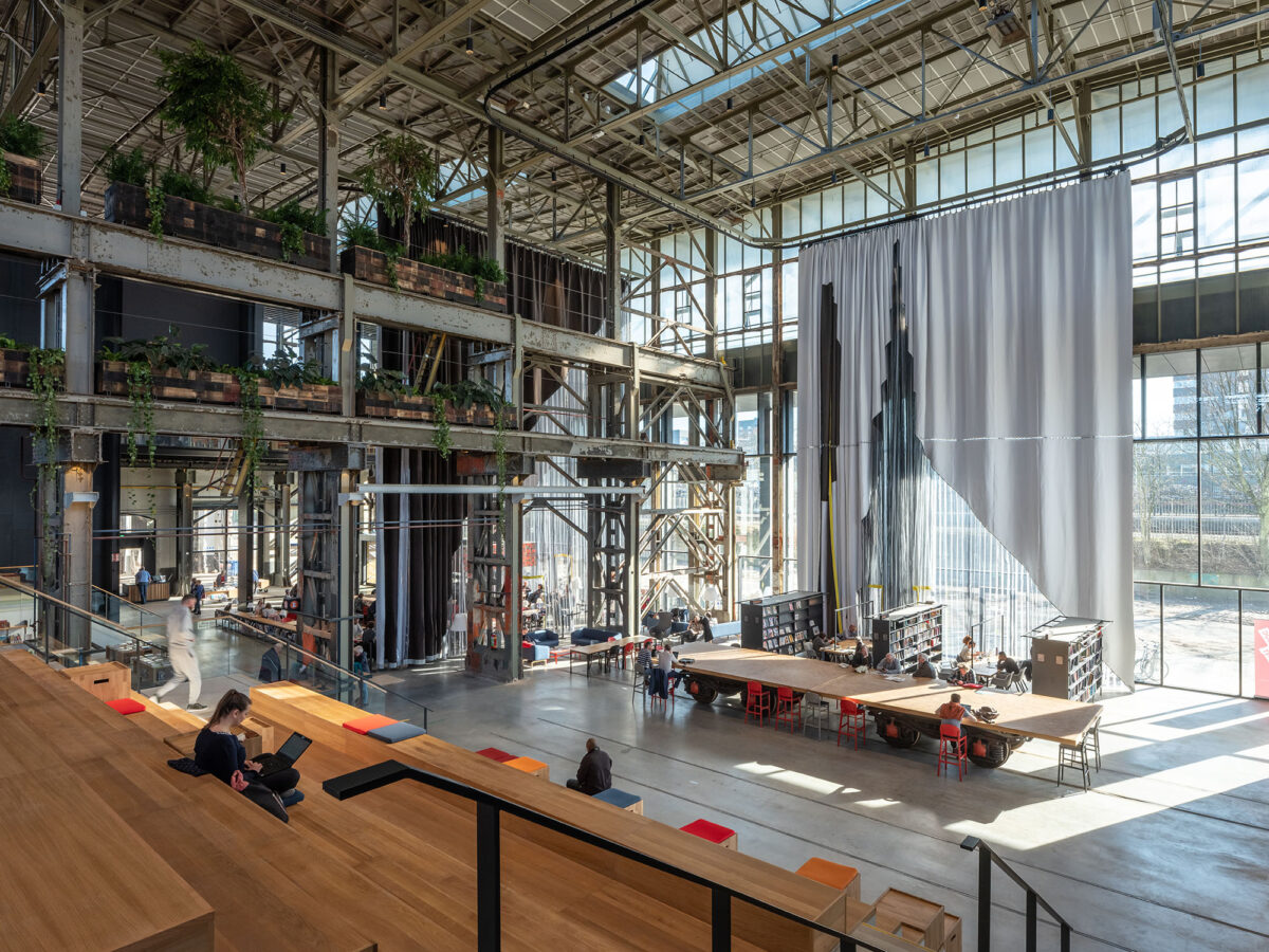 〈LocHal〉建築設計：Civicアーキテクツ（Civic Architects）、インテリアデザイン：メカノー（Mecanoo）