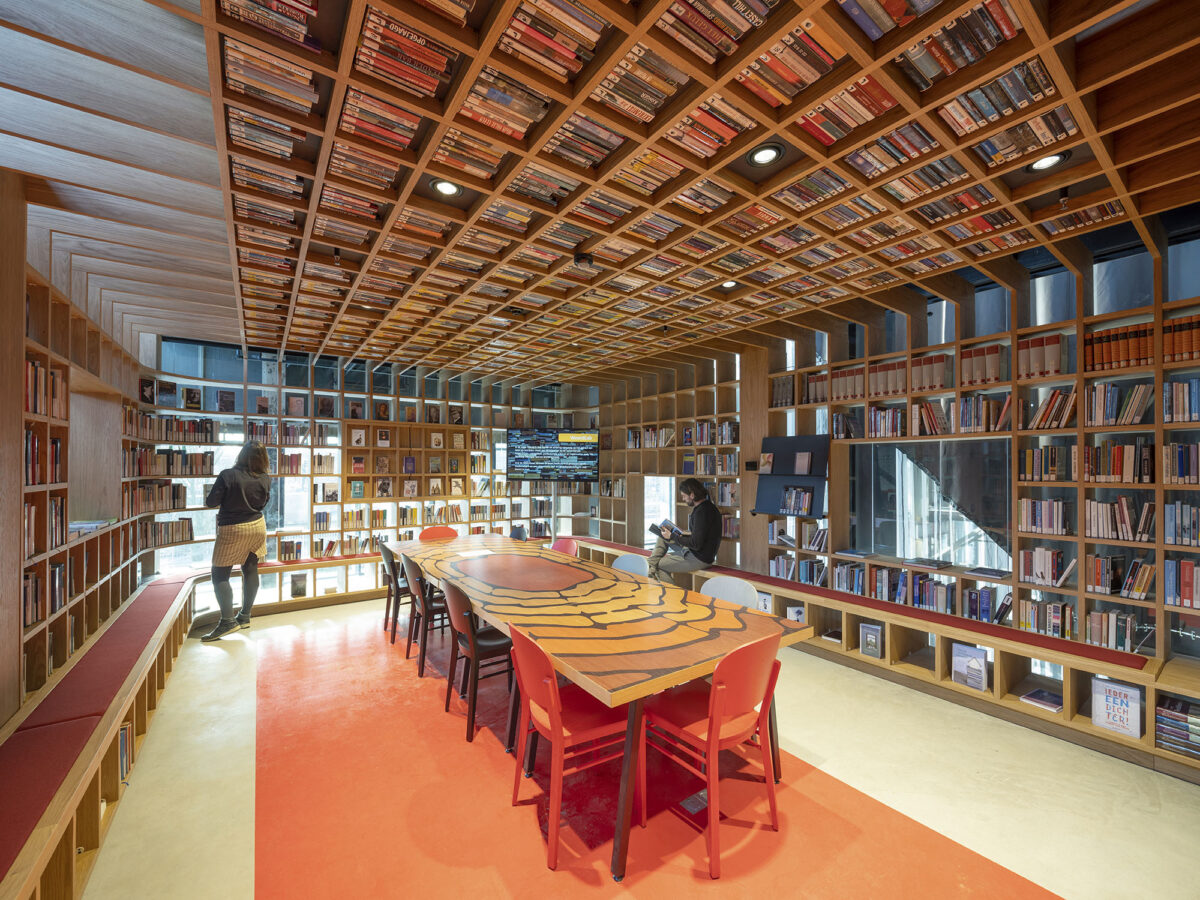 〈LocHal〉建築設計：Civicアーキテクツ（Civic Architects）、インテリアデザイン：メカノー（Mecanoo）