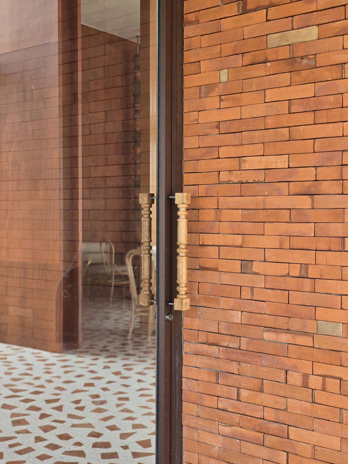 〈テラコッタ・カフェ（The Terracotta Cafe）〉設計：Studio Bewell