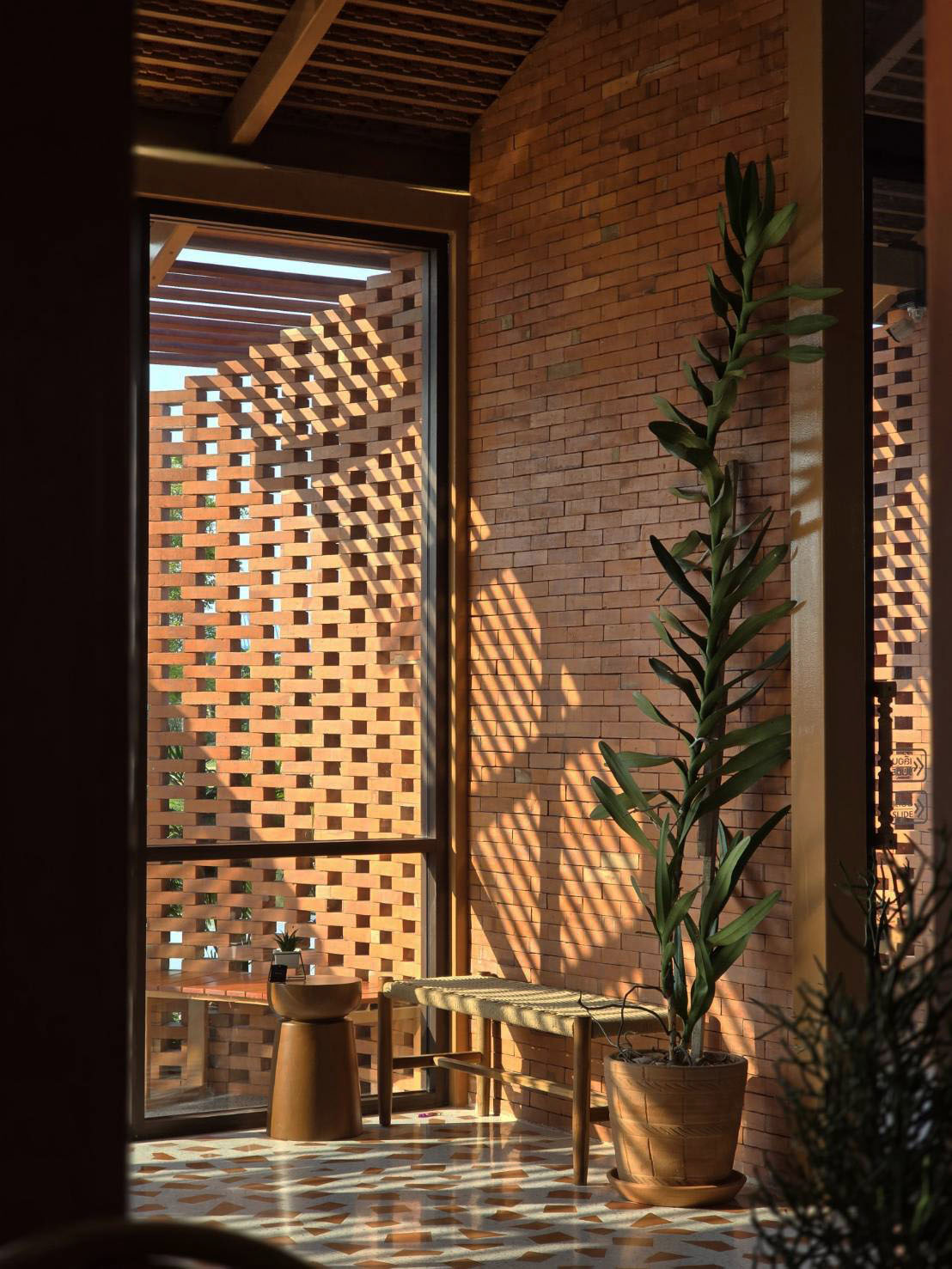 〈テラコッタ・カフェ（The Terracotta Cafe）〉設計：Studio Bewell