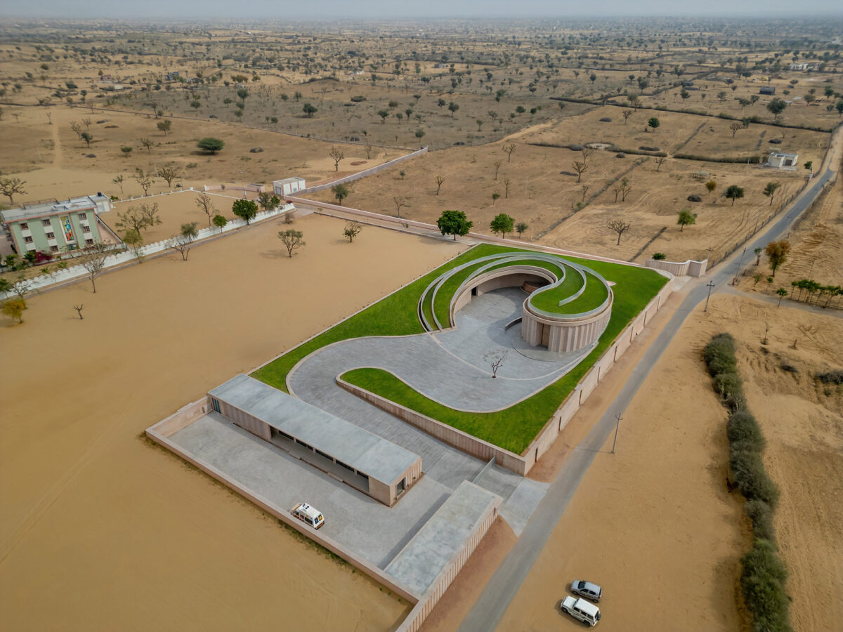 〈ノカ・ヴィレッジ・コミュニティセンター（Nokha Village Community Centre）〉設計：サンジャイ・プリ・アーキテクツ（Sanjay Puri Architects）