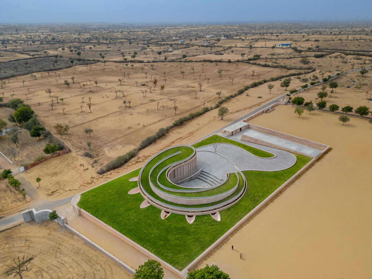 〈ノカ・ヴィレッジ・コミュニティセンター（Nokha Village Community Centre）〉設計：サンジャイ・プリ・アーキテクツ（Sanjay Puri Architects）