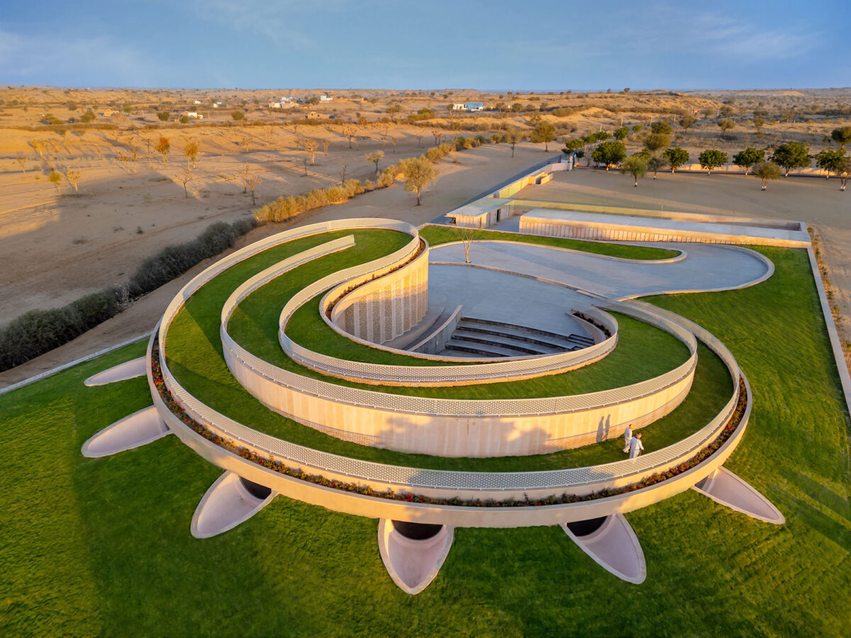 〈ノカ・ヴィレッジ・コミュニティセンター（Nokha Village Community Centre）〉設計：サンジャイ・プリ・アーキテクツ（Sanjay Puri Architects）
