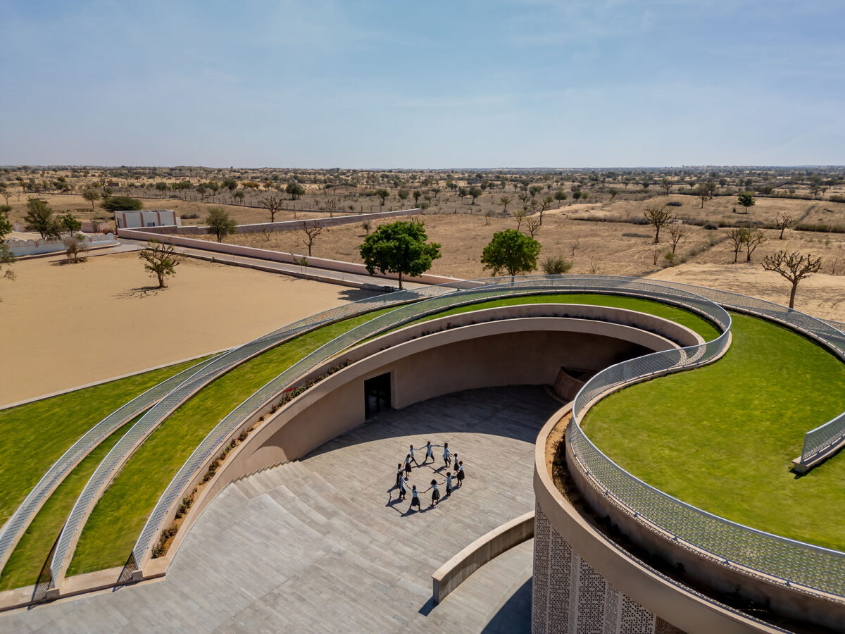 〈ノカ・ヴィレッジ・コミュニティセンター（Nokha Village Community Centre）〉設計：サンジャイ・プリ・アーキテクツ（Sanjay Puri Architects）