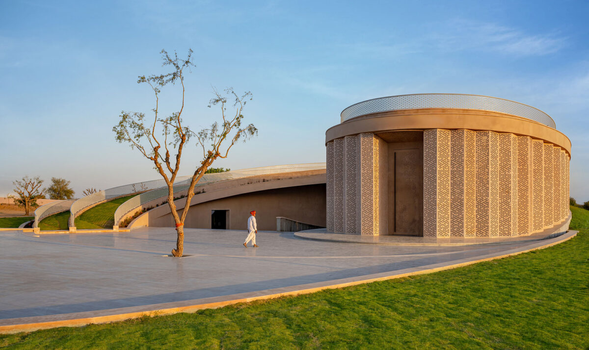 〈ノカ・ヴィレッジ・コミュニティセンター（Nokha Village Community Centre）〉設計：サンジャイ・プリ・アーキテクツ（Sanjay Puri Architects）