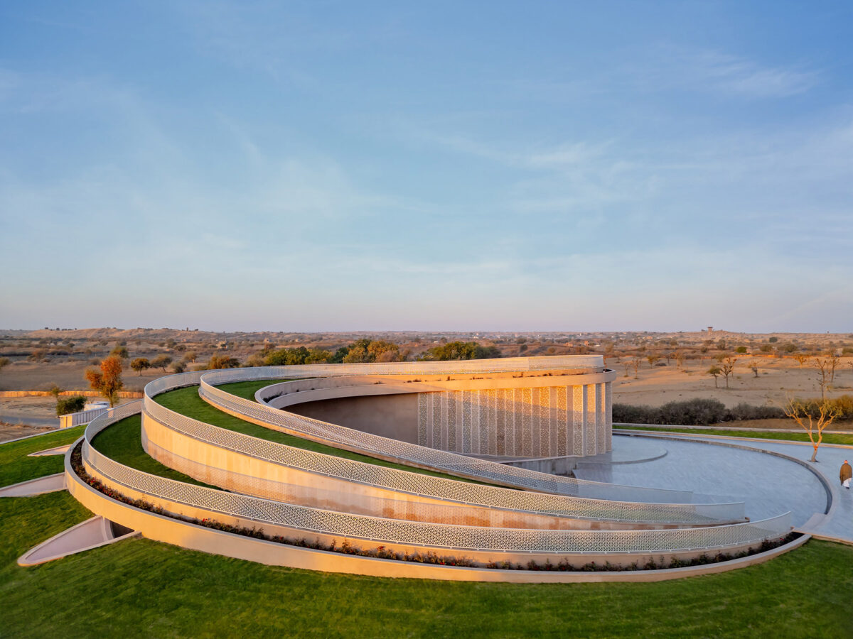 〈ノカ・ヴィレッジ・コミュニティセンター（Nokha Village Community Centre）〉設計：サンジャイ・プリ・アーキテクツ（Sanjay Puri Architects）